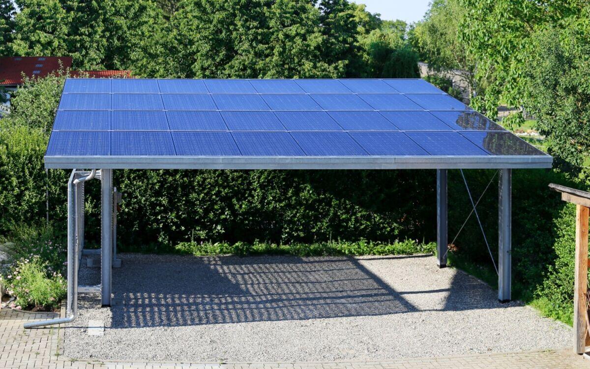 Fertige Photovoltaik-Anlage auf einem Carport in der Region