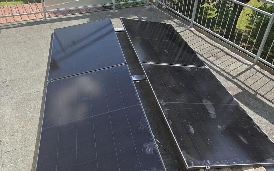 Zwei flach liegende Solarmodule auf dem Flachdach eines Balkons in Lichtenfels