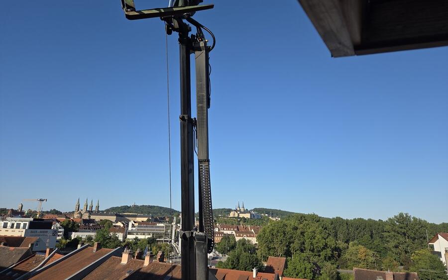 Kranausleger über den Dächern von Bamberg, im Hintergrund die Türme der Altstadt