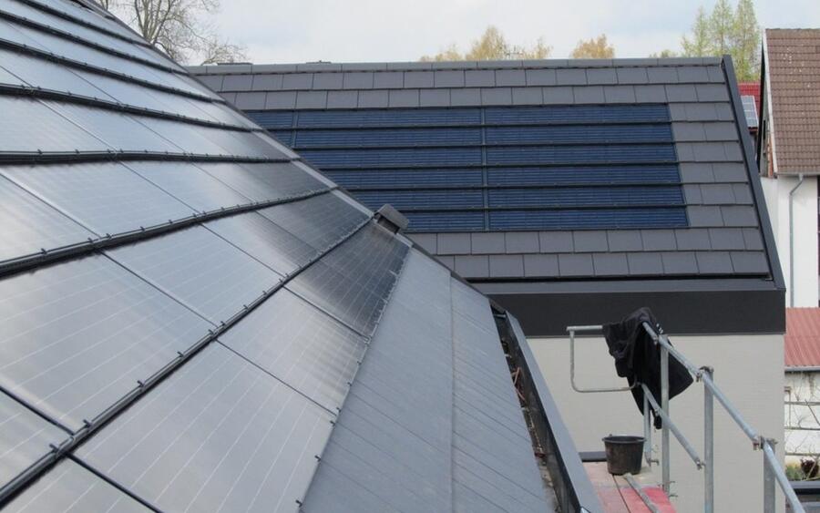 Nahaufnahme eines Indach-Systems, bei dem die Solarmodule anstelle der Dachziegel liegen