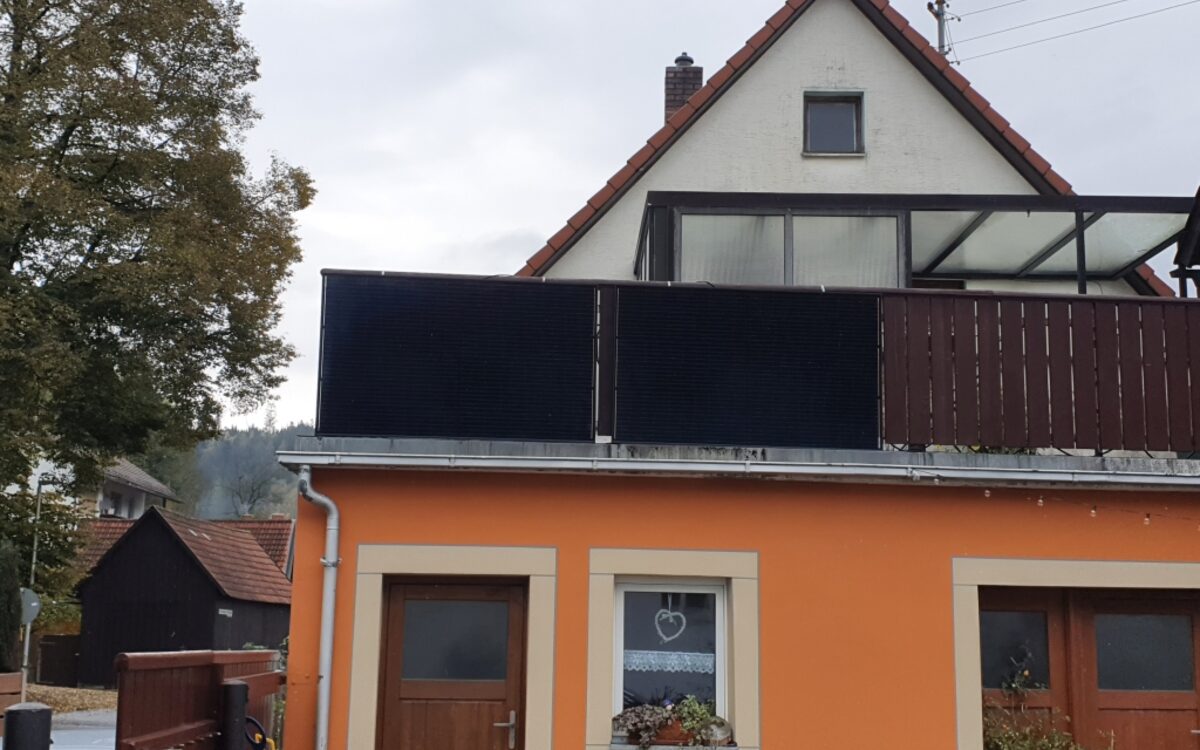 Balkonkraftwerk mit zwei Modulen außen an der Brüstung eines Wohnhauses im Frankenwald
