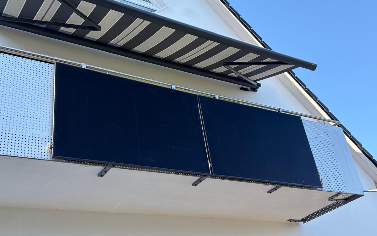 Zwei Solarmodule aussen am Balkon eines Wohnhauses in Stockheim, darüber die Markise