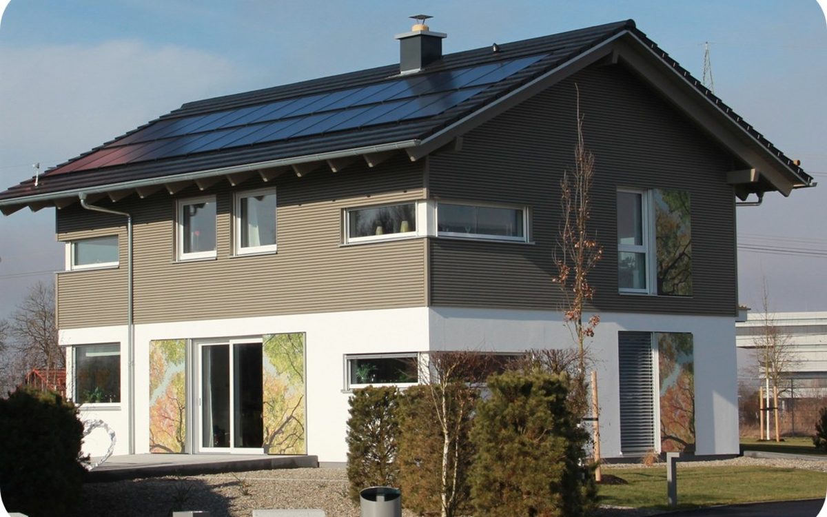 Einfamilienhaus mit einer flächenbündig in das Dach integrierten Photovoltaikanlage