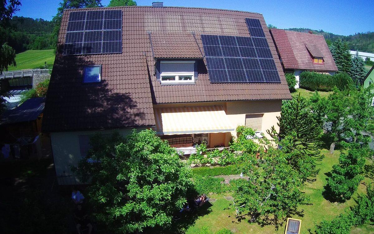 Wohnhaus in Marktrodach von oben, das Ziegeldach ist nach dem Umbau mit zwei Modulfeldern belegt
