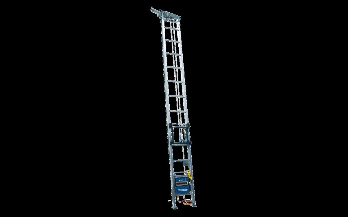 Zusammengelegter Leiteraufzug mit Transportpritsche und 230-Volt-Antriebseinheit